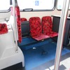 バスの両側には、優先席。シートを上げると車椅子やベビーカーが置けるようになっている。