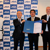 1月18日医療機器指令（MDD）認証授与式にて。左から日本品質保証機構（JQA）小林憲明理事長、本田技研工業 奥田克久執行役員兼 パワープロダクツ事業本部長、TUV NORD CERT GmbH、Executive VicePresident、Mr.Wolfgang Wielputz