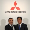 三菱自動車の益子修会長兼社長(右)と日産自動車のカルロス・ゴーン社長(資料画像)
