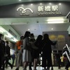 運行停止を告げる新橋駅（14日・港区）