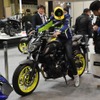 4月10日発売の「MT-07」を「軽さ体験コーナー」で試乗する来場者。車体をライダーが支えているため車重が体感できる。