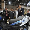 東京モーターサイクルショーを初めて訪れた塩谷立文科相（23日、東京都江東区）