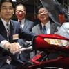 ゴールドウイングに乗る今村前復興相、加藤HMJ社長、金子恭介代議士（左から）