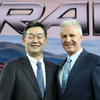 トヨタ自動車 MS製品規格 ZD チーフエンジニアの佐伯禎一氏（左）と米国トヨタ自動車販売のジャック・ホリス バイスプレジデント（右）