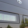 案内表示横の外部電源供給コネクターが燃料電池バスの存在感を示す