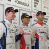 野尻（中央）がSUGO戦のポールを獲得、2位は可夢偉（左）、3位に平川。