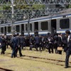 4月に横須賀駅で行なわれたJR東日本社員による津波想定の避難訓練。