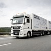 VWグループの自動運転トラックが隊列走行し積荷を届ける実証実験