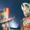 ウルトラの母（向かって左）とウルトラマンタロウ