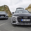 アウディ RS6アバント 次期型スクープ写真。左には「RS Q8」の姿も