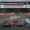 タイ戦のGT300スタートシーン（先頭の左、ポール発進が#65 メルセデス）。