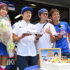 ピットウォーク時、#6 LC500を駆る大嶋和也（左から2人目）の参戦100レース祝賀会が盛大に実施された。