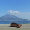 日産リーフ。桜島をバックに記念撮影。