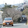 日産リーフ。福岡・めかり公園近くにて関門橋をバックに記念撮影。