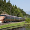 初の新宿発東武線直通夜行列車に使われる東武100系「スペーシア」。