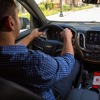 運転中のスマホ操作を抑制するGMのアプリ「コールミーアウト」