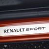スカッフプレートにRENAULT SPORTの文字が。