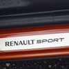 スカッフプレートにRENAULT SPORTの文字が。