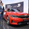 BMWのハラルド・クリューガーCEOとパリモーターショーで発表された新型3シリーズ　(c) Getty Images