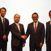共同会見し、握手するソフトバンクグループの孫代表（中央左）とトヨタの豊田社長