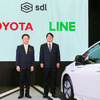 トヨタ 山本圭司 常務役員（左）と、LINE 舛田淳 取締役 CSMO。トヨタ「スマートデバイスリンク（SDL）」記者発表（CEATEC JAPAN 2018）