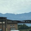 すでにアルプスの高いところは白く雪化粧に。