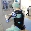 シマノが展示した腕固定用アシストスーツ