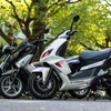 話題の125cc（原2）スクーター。手前がプジョー スピードファイト