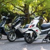 話題の125cc（原2）スクーター。左からベスパ プリマベーラ、ヤマハNMAX、プジョー スピードファイト