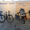 右2台がコンビと共同開発した子乗せ電動アシスト自転車、左2台がケント社に供給する予定のベース自転車