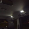 室内灯は照度が無段階に調節でき、2列目シート以降の照明とドライバーの視界を両立させることができた。