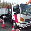 積荷を荷箱ごとトラックに搭載（2018森林・林業・環境機械展示実演会）。
