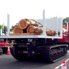 伐採現場から積荷を搬出（2018森林・林業・環境機械展示実演会）。