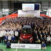 新型RAV4を囲んでの記念撮影