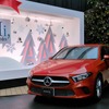 Mercedes me Tokyo はクリスマス仕様のディスプレイに模様替え