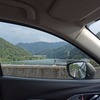 車窓から熊本・球磨川を眺める。SUV的開放感というよりはクーペライクなパーソナル空間が先に立つ雰囲気。