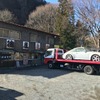 年季の入った店舗の前にクルマを並べ食事をする。