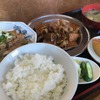 選ぶのがむつかしい肉豆腐ともつ煮。セットの定食という手があった。人気メニューだという。