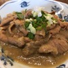煮込まれたもつ煮。一味唐辛子を振って食べれば、寒い時期もうれしい。