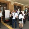 北海道胆振東部地震発生後、閉鎖された小樽駅で対応に努めるJR北海道の社員。