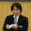 林貴之さん。手に持つのは、コンテストに協賛する丸紅情報システムズが提案作品を3Dプリンタで出力したもの