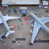 パリ航空ショー（2015年）。2機の大型機のうち、右がA380、左がA350XWB。