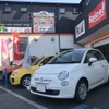 江戸川区の環七通りからもほど近いピッコロカーズ。その名の通り小型車の中心に扱い、そんなクルマの楽しさを多くの人に紹介している。