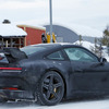 巨大なリアウイング！ポルシェ 911 GT3 新型プロトタイプ、豪雪を駆ける