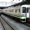 JR東日本時代の107系（右）。2017年10月に運行された団体専用列車がJRでの最後の姿となった。