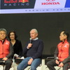 （左から）ホンダの山本氏、（通訳を挟んで）レッドブルのマルコ氏、ホンダの田辺氏。