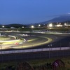 写真は2018年のスーパー耐久シリーズ 富士 SUPER TEC 24時間レースの様子。夜明け前のADVANコーナー（コーナーには終夜夜間照明を点灯）