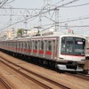 鉄道事業が分社化されることになった東急。4月にはその分割準備会社が設立され、9月には東急電鉄に改称される予定。写真は東横線の5000系。