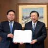 セイノーHDの丸田秀実取締役（右）と平野正明北海道知事室長