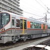 6月8日からは大阪環状線と桜島線の全列車を受け持つ323系。ドアは片側3カ所に統一されていることから、乗車位置も統一される。